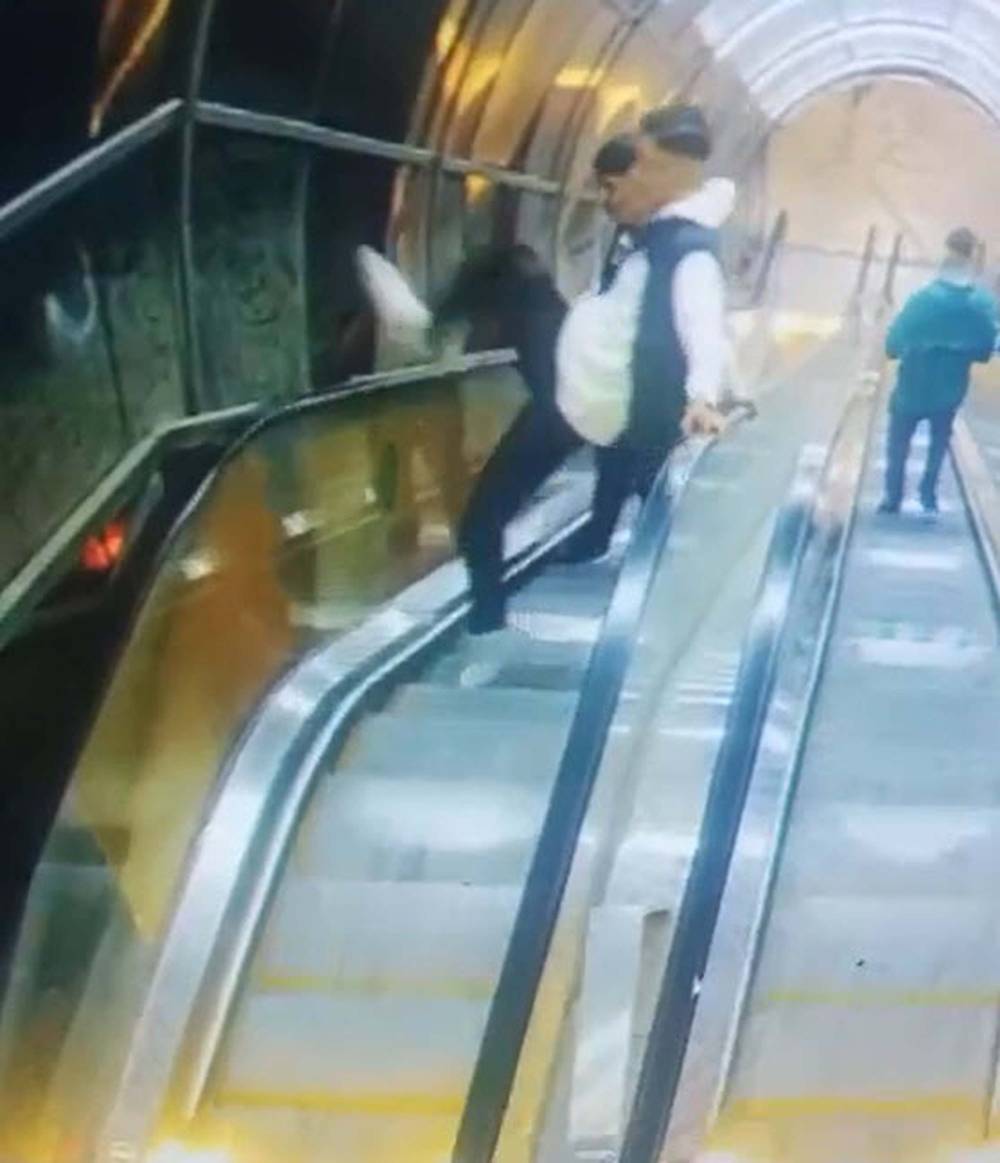 Yaya üst geçidinin korkuluklarına tekme ve yumruklu saldırı kamerada