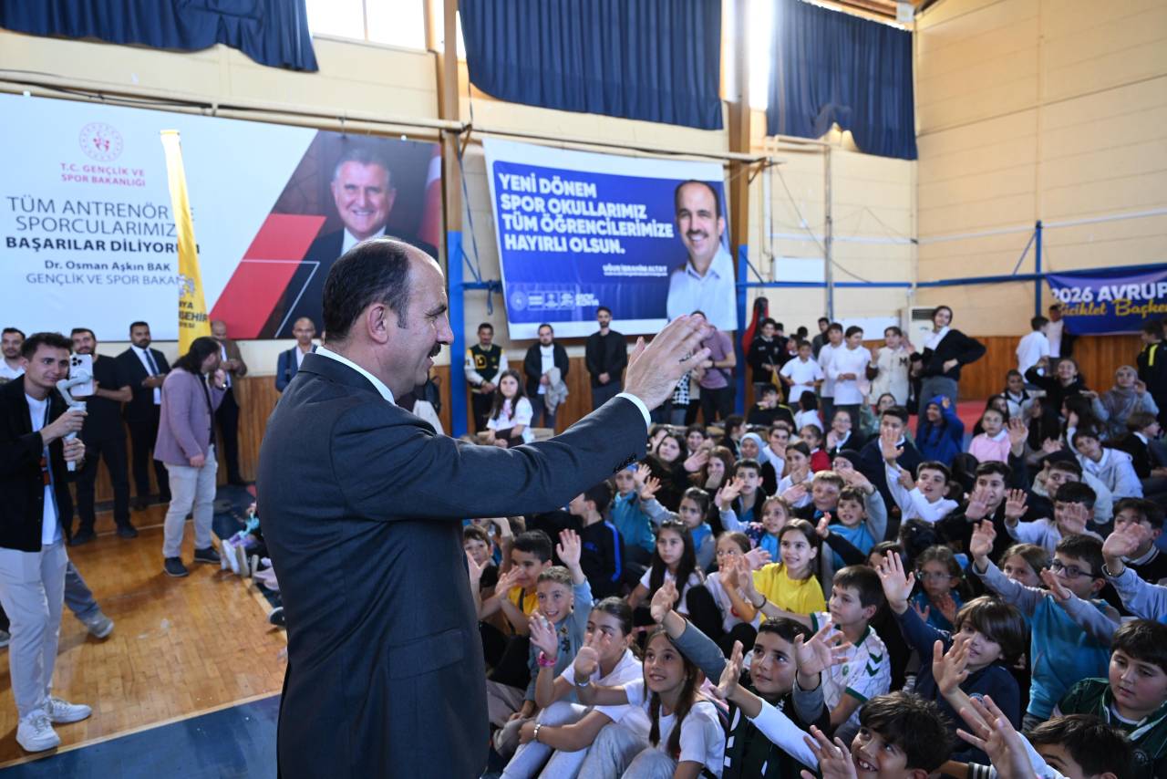 baskan-altay-beysehirde-spor-okullari-donem-acilisinda-ogrencilerle-bulustu-1.jpg
