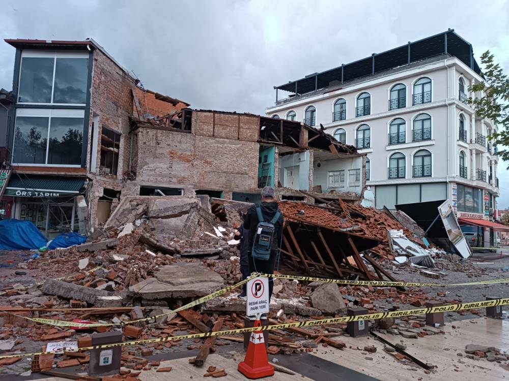 Sındırgı’da 6.1’lik depremde yıkılan binalar havadan görüntülendi