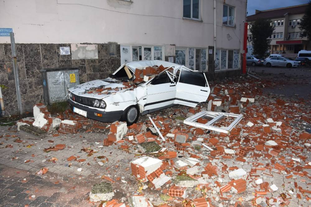 Sındırgı’da 6.1’lik depremde yıkılan binalar havadan görüntülendi