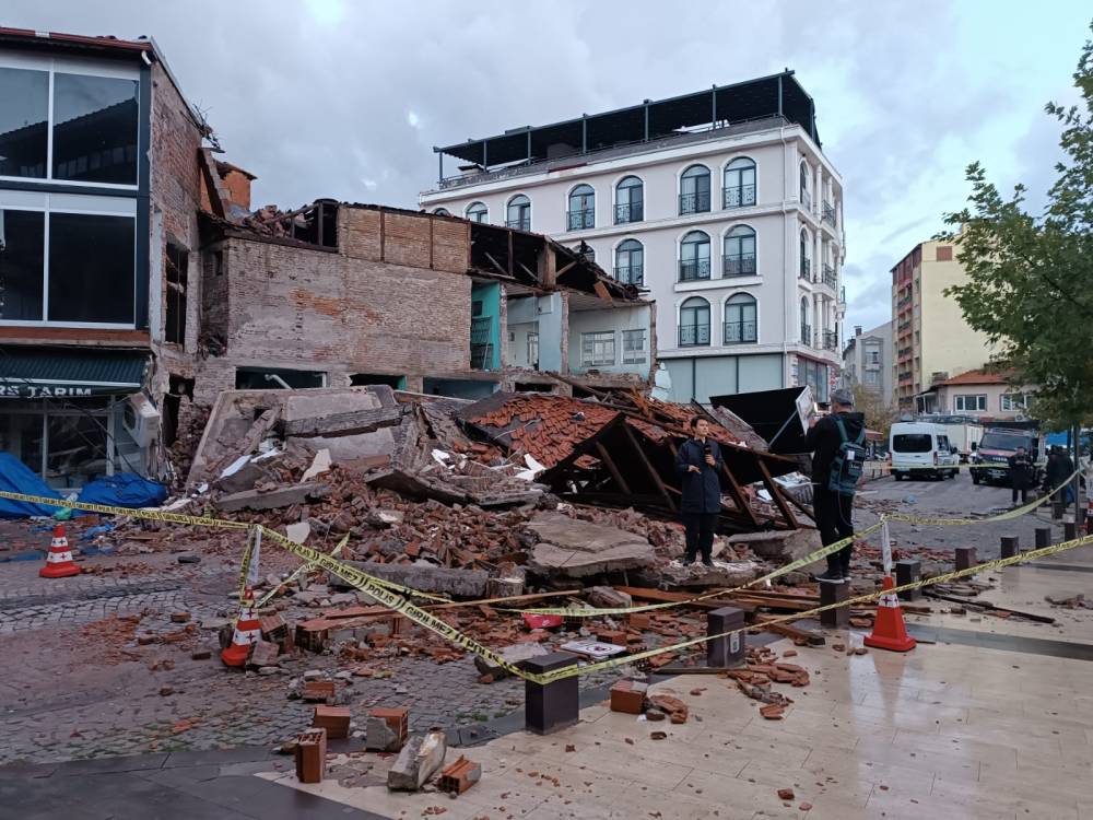 Sındırgı’da 6.1’lik depremde yıkılan binalar havadan görüntülendi