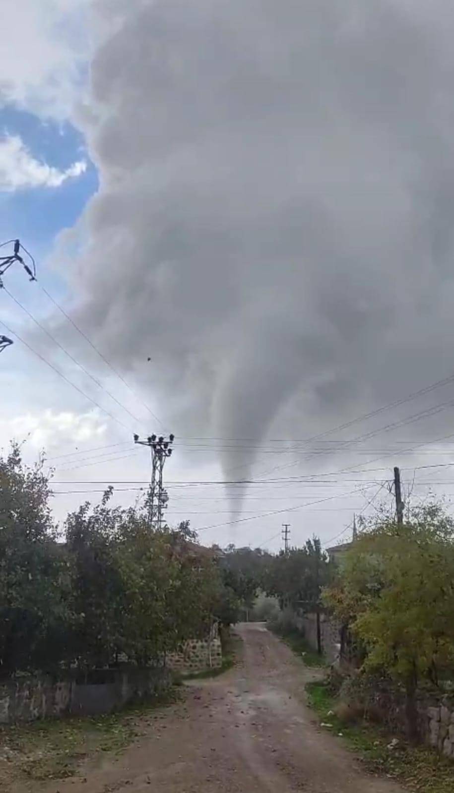 Fırtına nedeniyle konteyner devrildi: 1 ölü, 3 yaralı