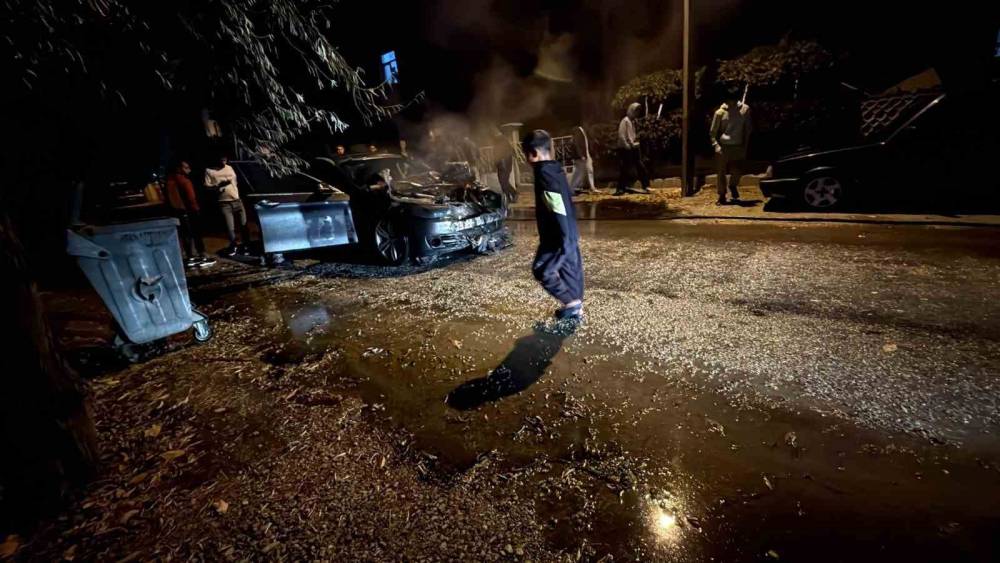 Konya'da seyir halindeki otomobil alev aldı