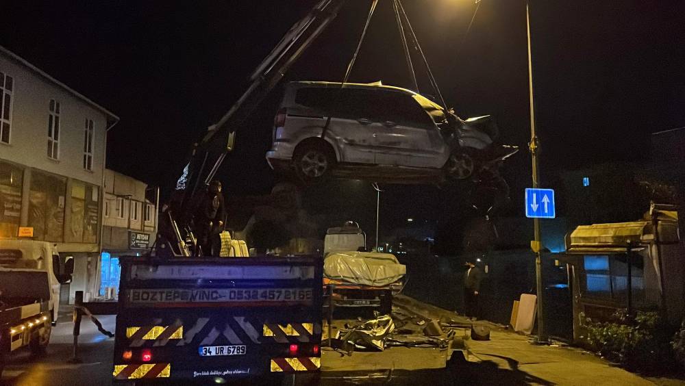 Polisin 'dur' ihtarına uymayan sürücü, TIR'a çarptı: 1 ölü, 2 yaralı