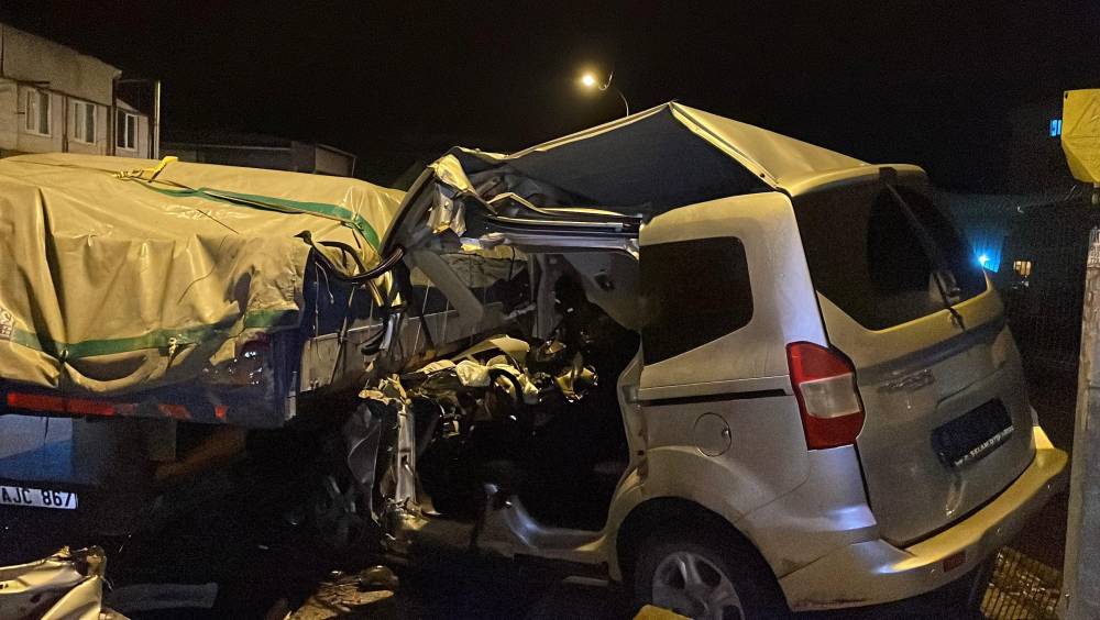 Polisin 'dur' ihtarına uymayan sürücü, TIR'a çarptı: 1 ölü, 2 yaralı