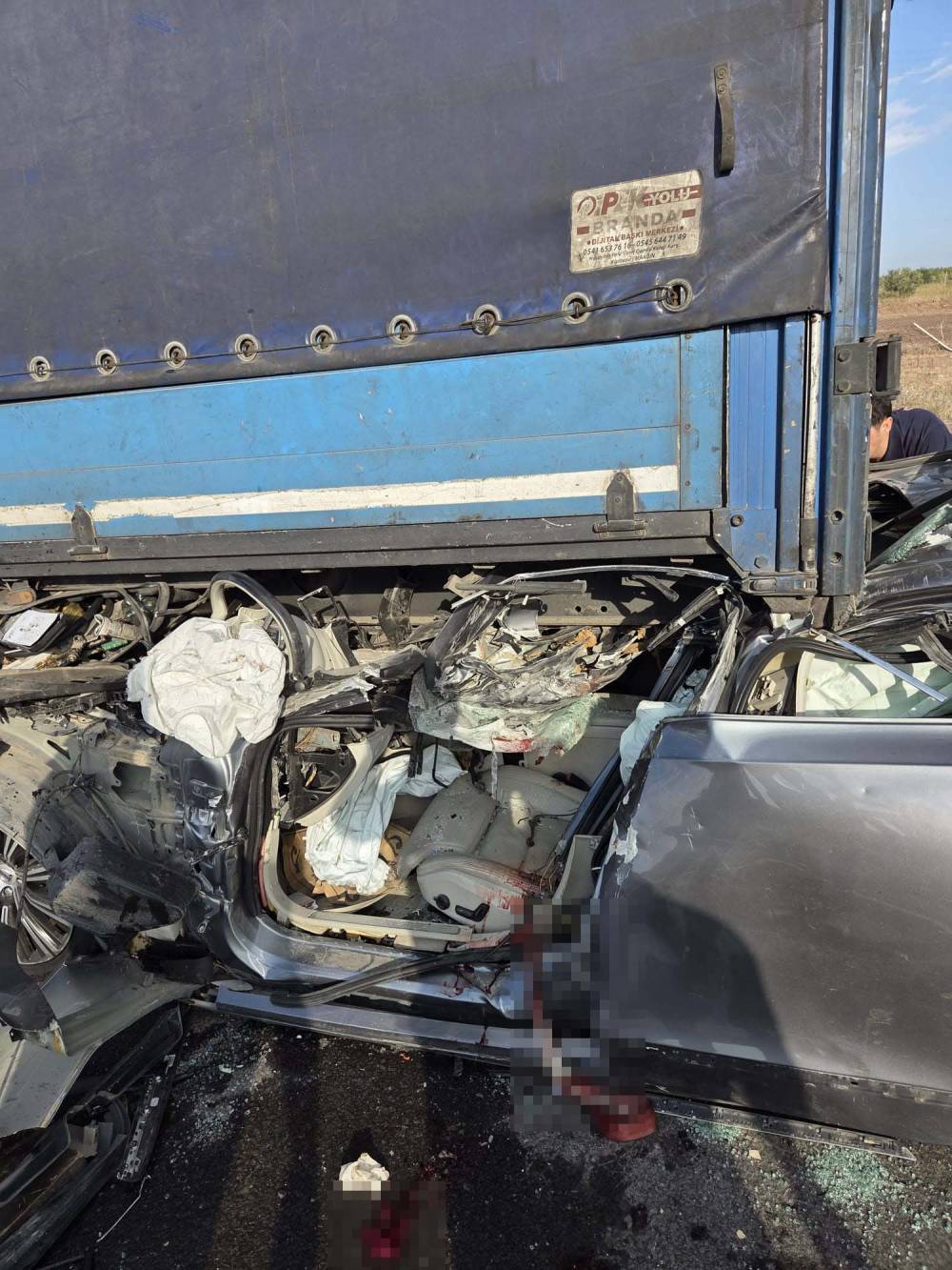 TIR'a arkadan çarpan otomobilin sürücüsü öldü