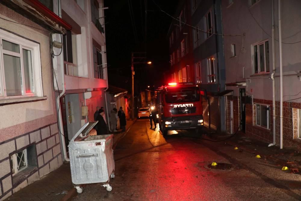 1,5 yaşındaki çocuğun boynunu kesti, ardından evini ateşe verdi