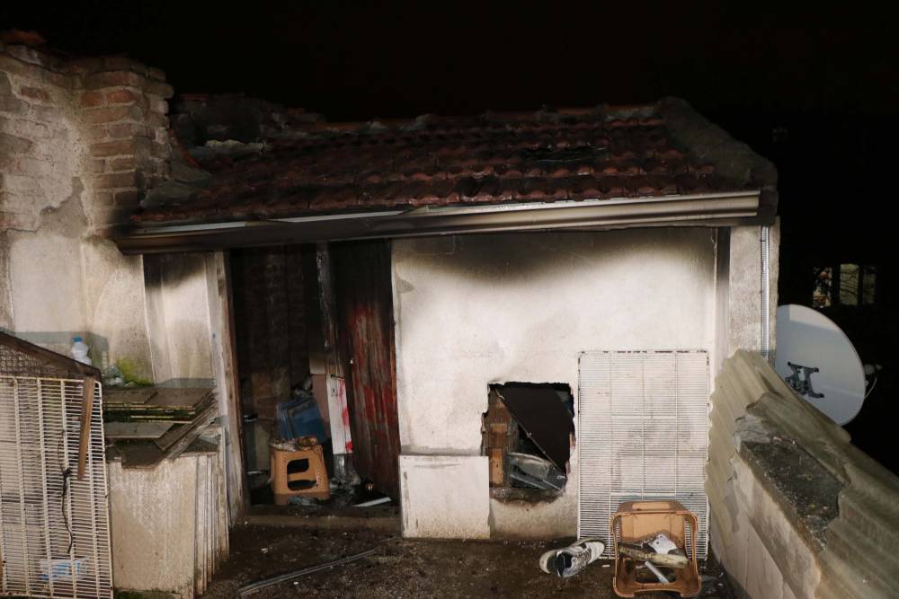 1,5 yaşındaki çocuğun boynunu kesti, ardından evini ateşe verdi