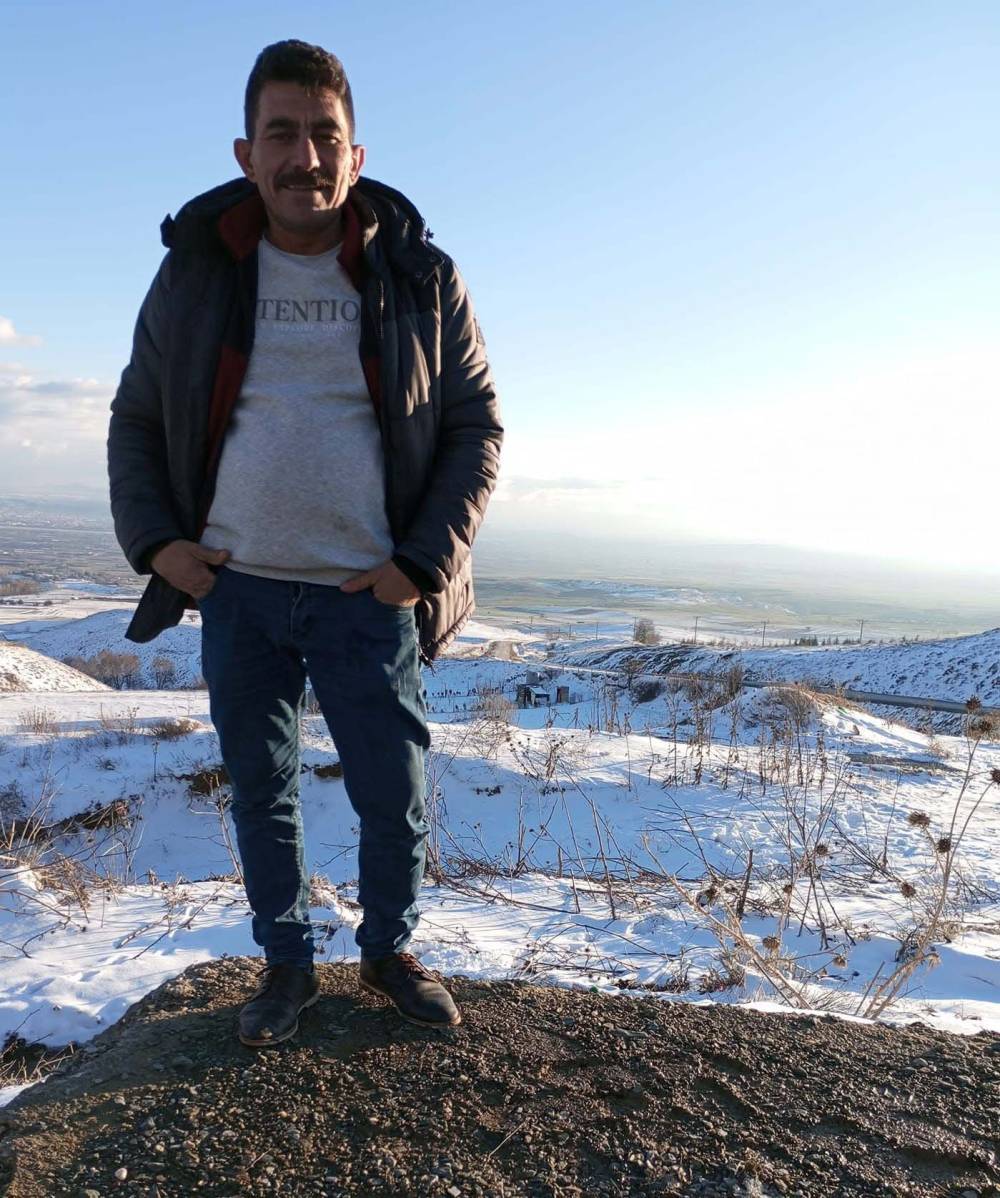 1,5 yaşındaki çocuğun boynunu kesti, ardından evini ateşe verdi