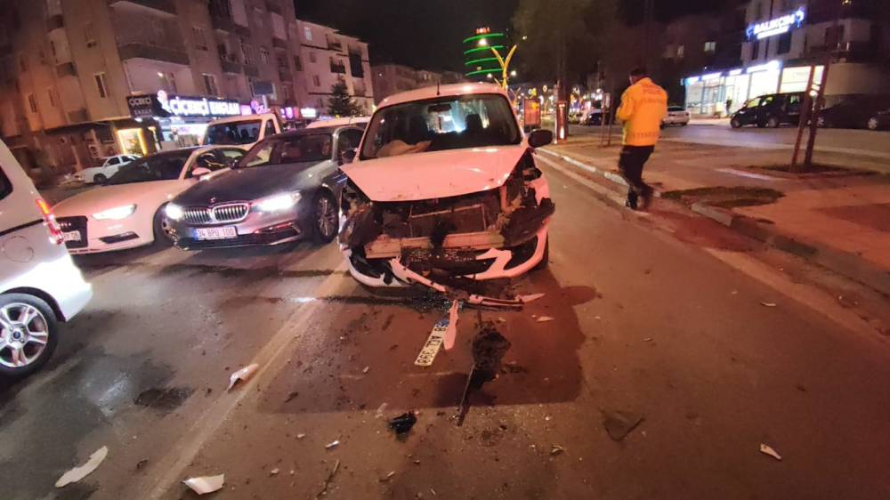 Alkollü sürücü kimlik isteyen şube müdürüne tekme attı