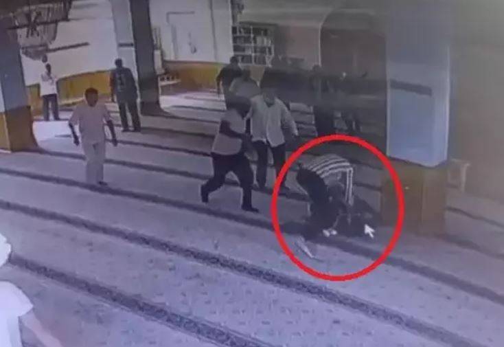 Camide komşusunu bıçaklayarak öldüren sanık: Eşini balkonda gördüm ve ona ‘kocanın leşini topla' dedim