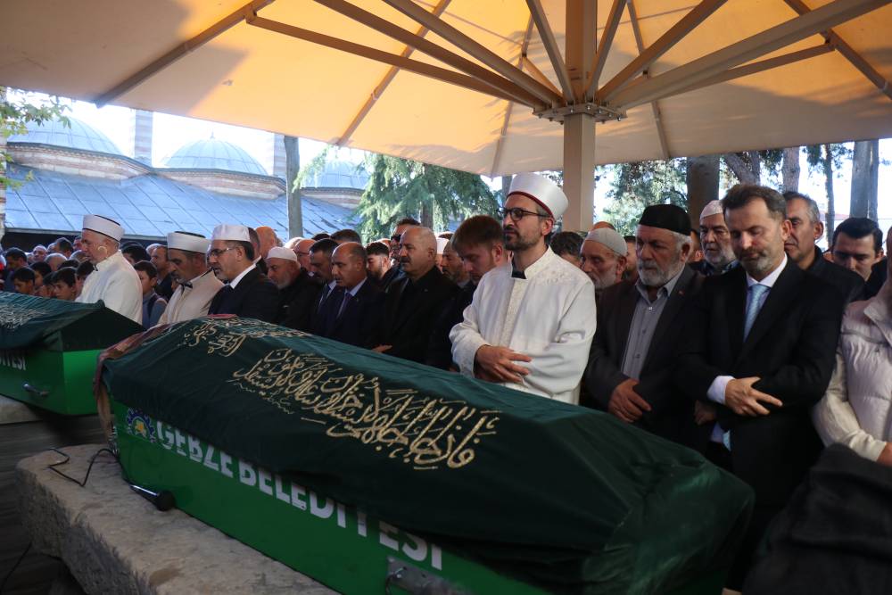 Gebze’de çöken binada yaşamını yitiren aynı aileden 4 kişi toprağa verildi