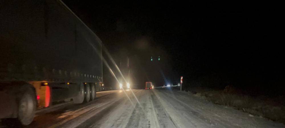 Kar ve buzlanma nedeniyle tırlar mahsur kaldı