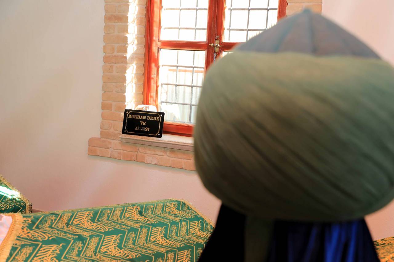 burhan-dede-turbesi-yenilendi-4.jpg