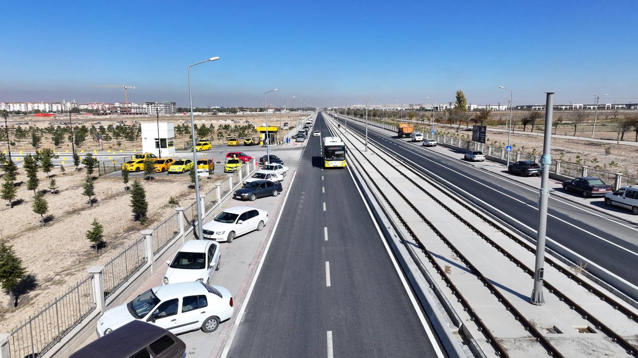 tramvay-hatti-calismasi-kapsaminda-olan-sehit-burak-aydogan-caddesi-asfaltlanarak-trafige-acildi-2.jpg