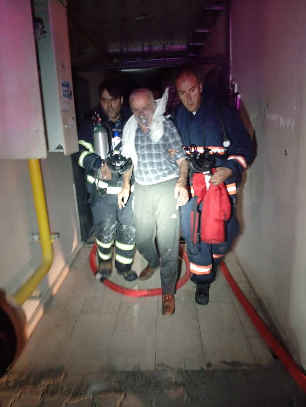 Çakmakla oynarken yangına neden oldular