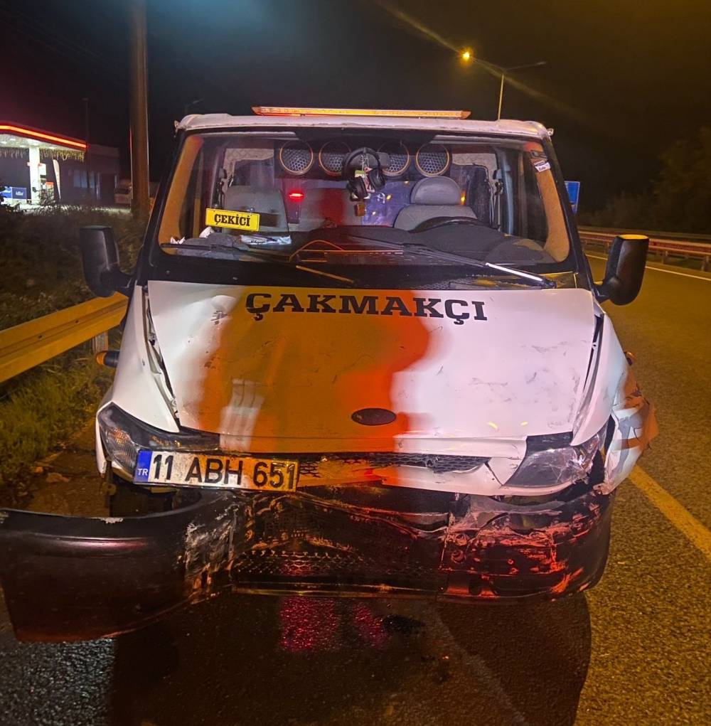 Çekici, hafif ticari araca çarptı; 1 ölü, 1'i ağır 4 yaralı