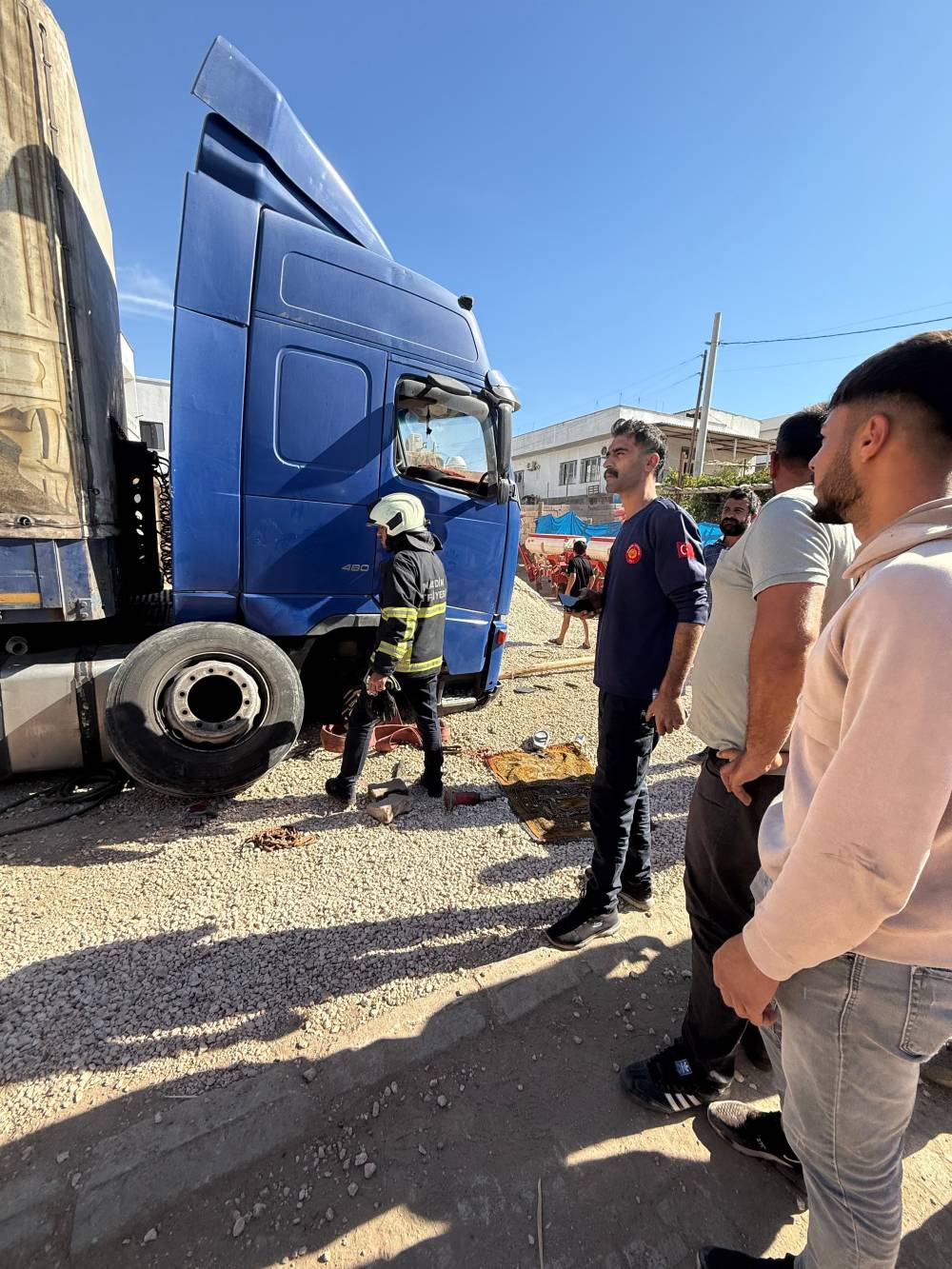 Lastiğini değiştirdiği TIR'ın altında kalan şoför ağır yaralandı