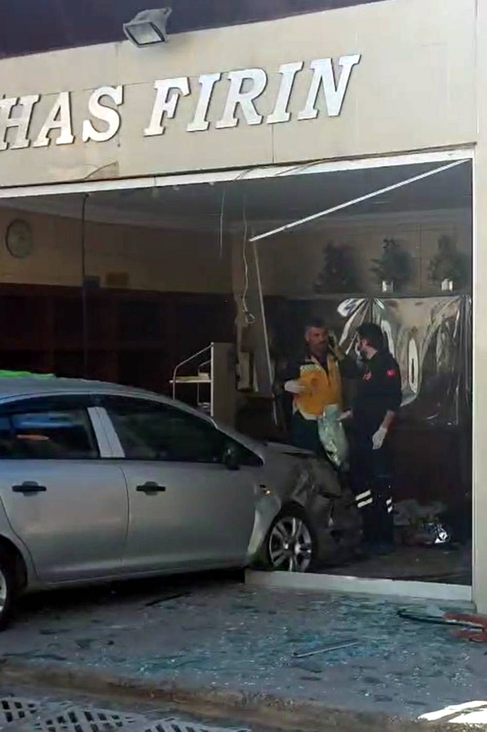 Otomobil ekmek fırınına daldı: 4 yaralı /Video eklendi