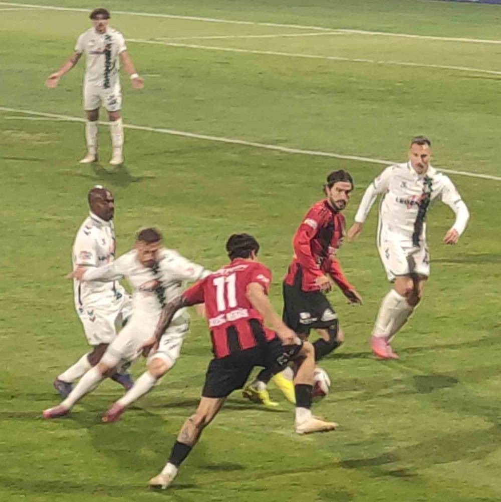 Vanspor FK, Sakaryaspor'u 3-2 Yenerek 3 Puan Aldı