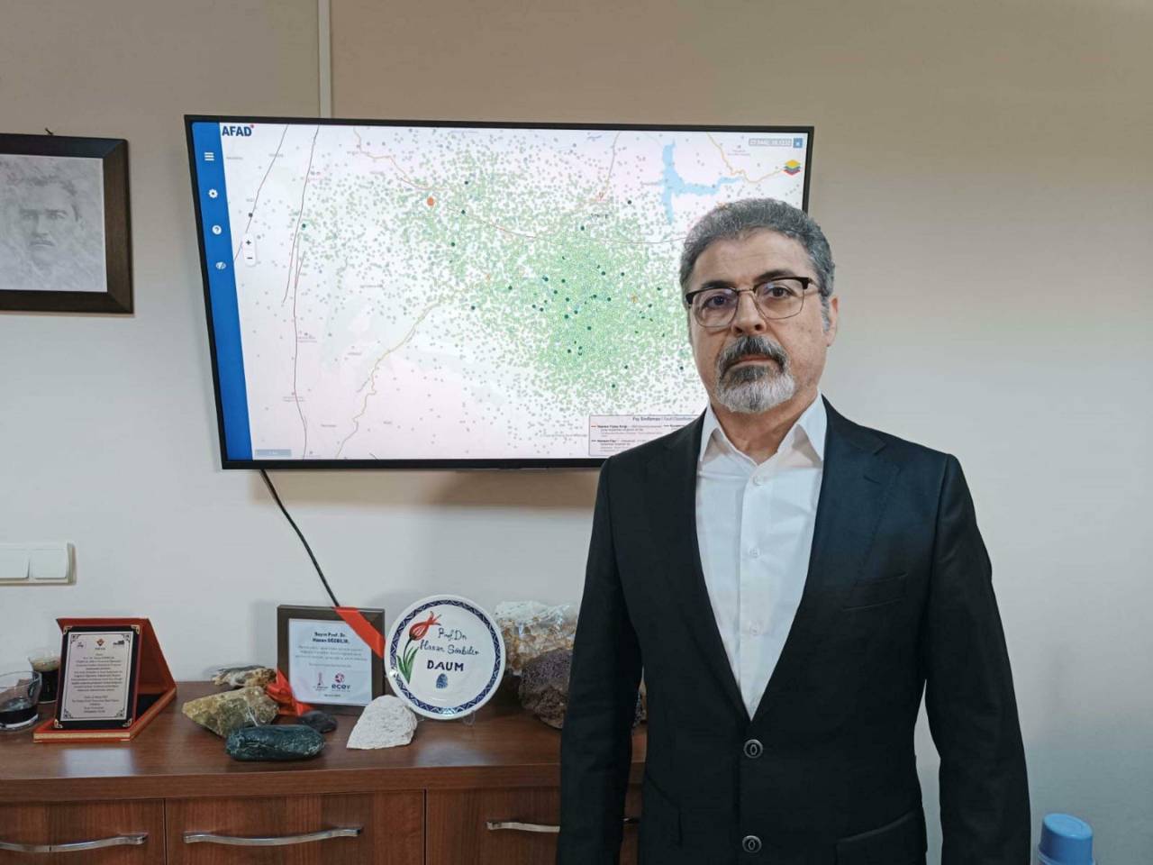 zmir-dokuz-eylul-universitesi-deprem-arastirma-merkezi-muduru-prof-dr-hasan-sozbilir.jpg