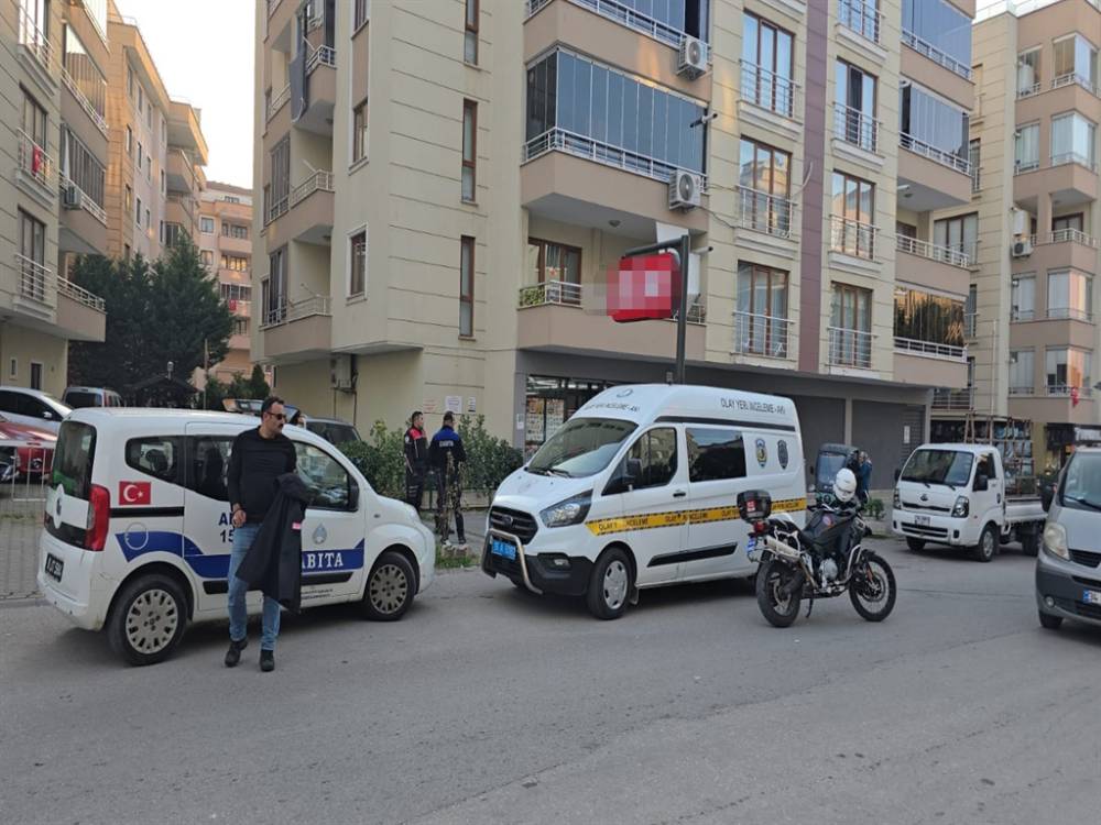 Eski eşini göğsünden bıçakladı