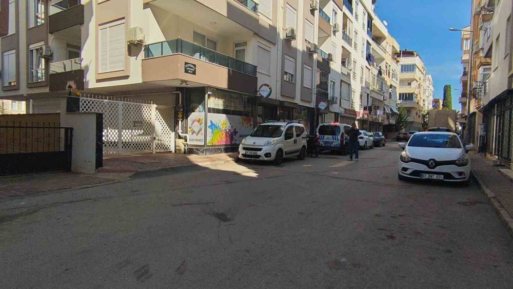 Evinde ölü bulundu