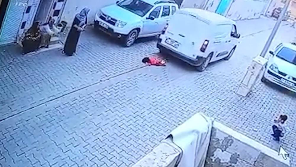 Kargo aracının altında kalan çocuk hayatını kaybetti; kaza kamerada