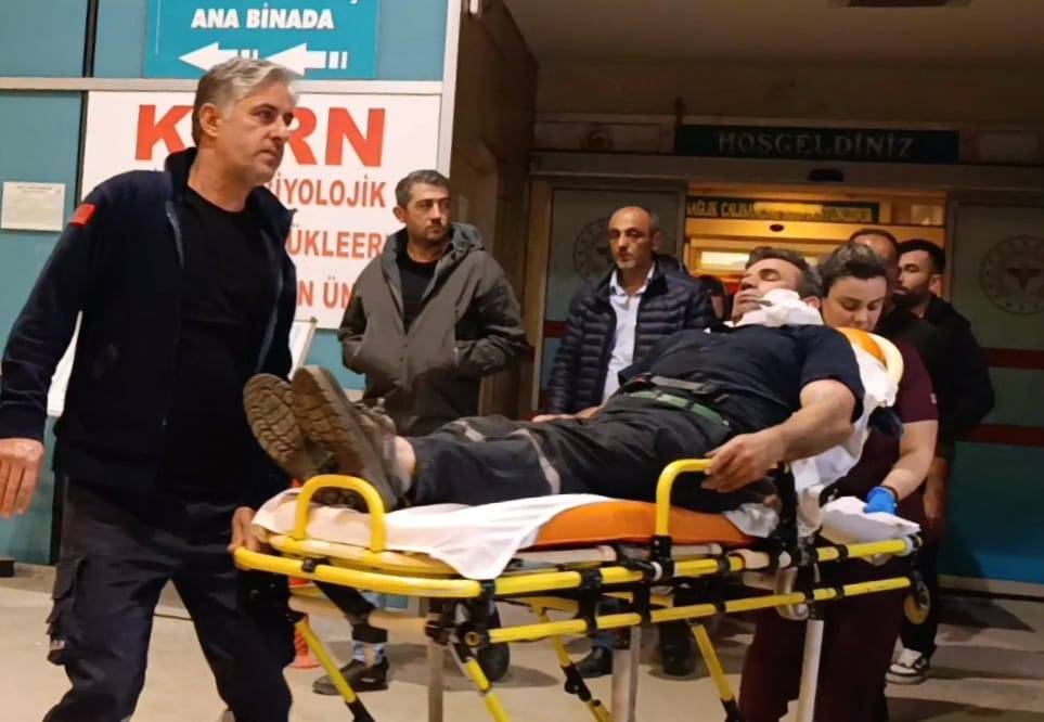 Römork halatı koptu, demir parçası yüzüne saplandı