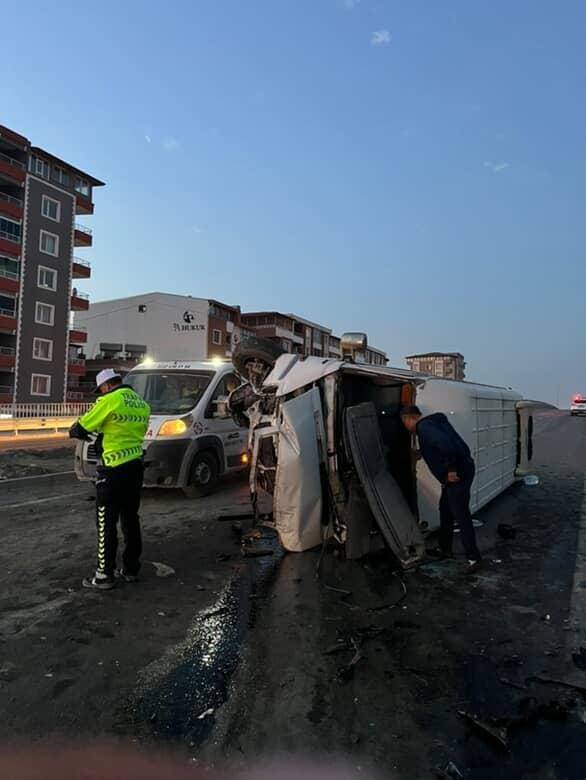 Aynı yöne giden minibüs ile otomobil çarpıştı: 11 yaralı
