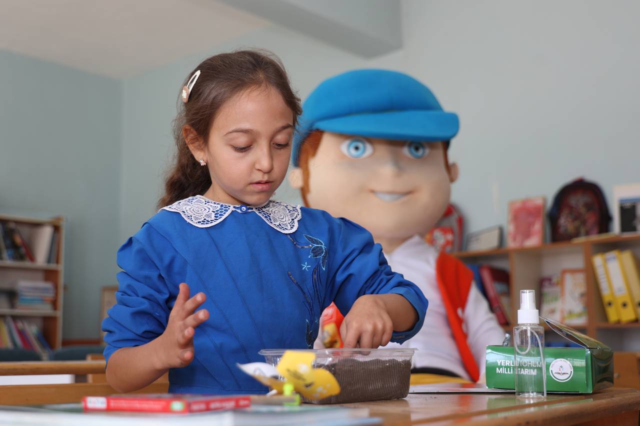 ilgin-gokceyurtun-tek-ilkokul-ogrencisi-ilaydaya-milli-tohum-bilinci-kazandirildi-2.jpg