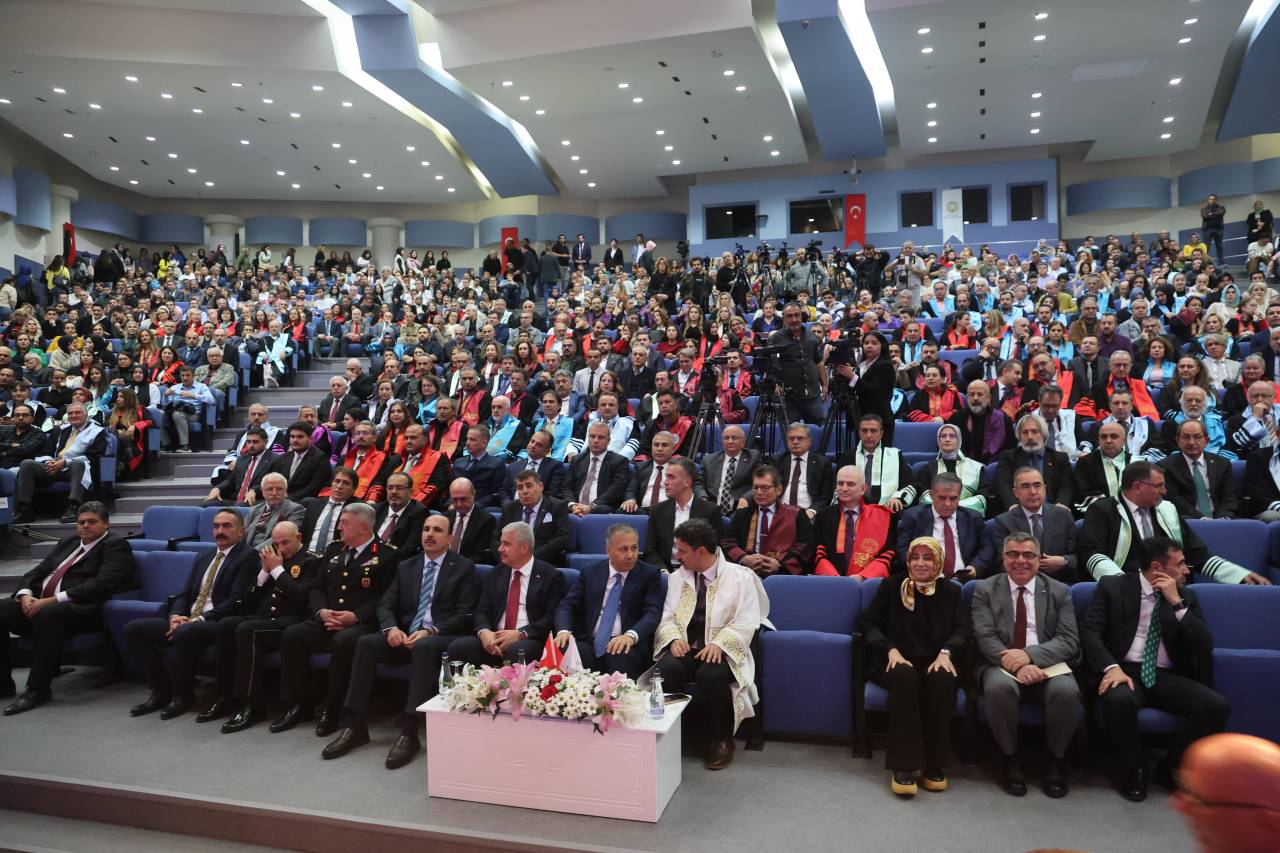 selcuk-universitesinde-akademik-yil-bakan-yerlikayanin-katilimiyla-acildi-1.jpg