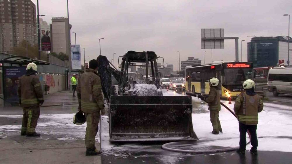 İş makinesi kül oldu: Trafik kilitlendi