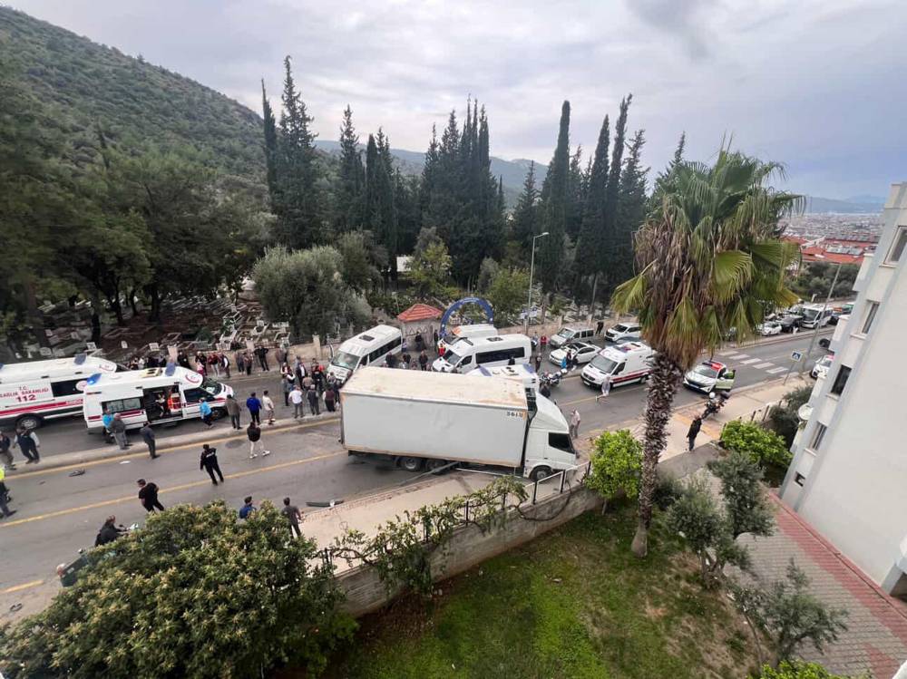 Freni patlayan kamyon, öğrenci servisine çarptı: 23 kişi yaralandı