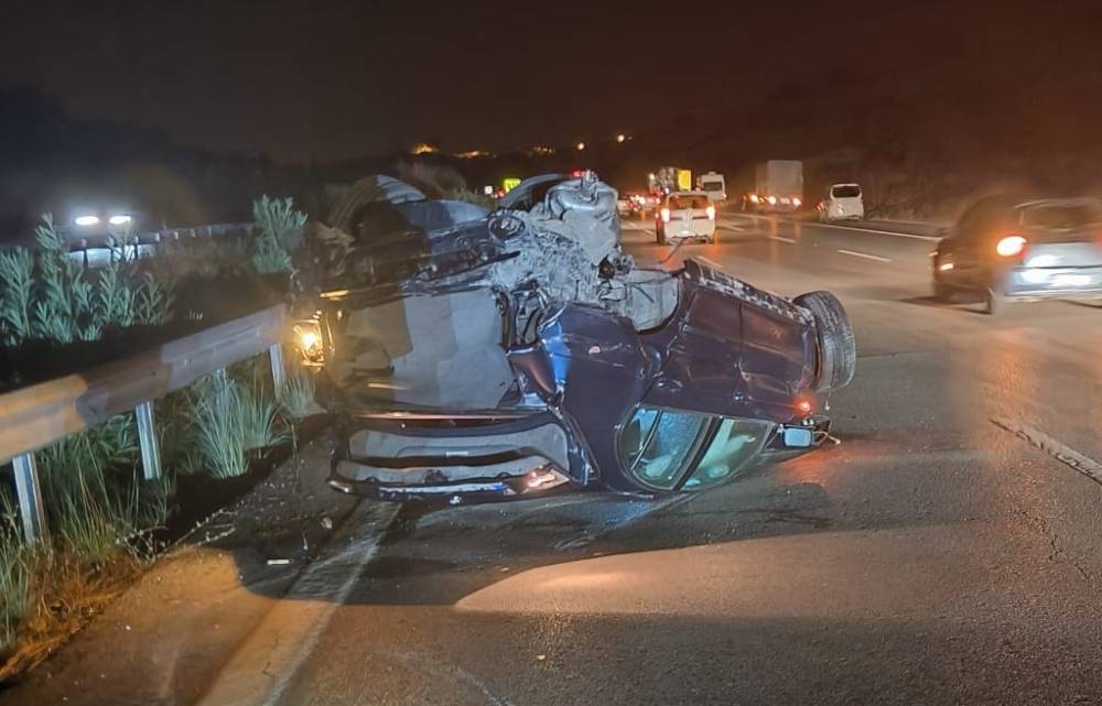 TAG Otoyolu’nda otomobil bariyerlere çarptı: 1 ölü