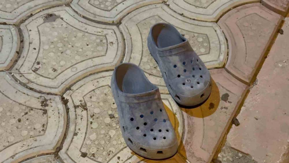 Hatay’da otomobil kaldırımdaki çocuğa çarptı