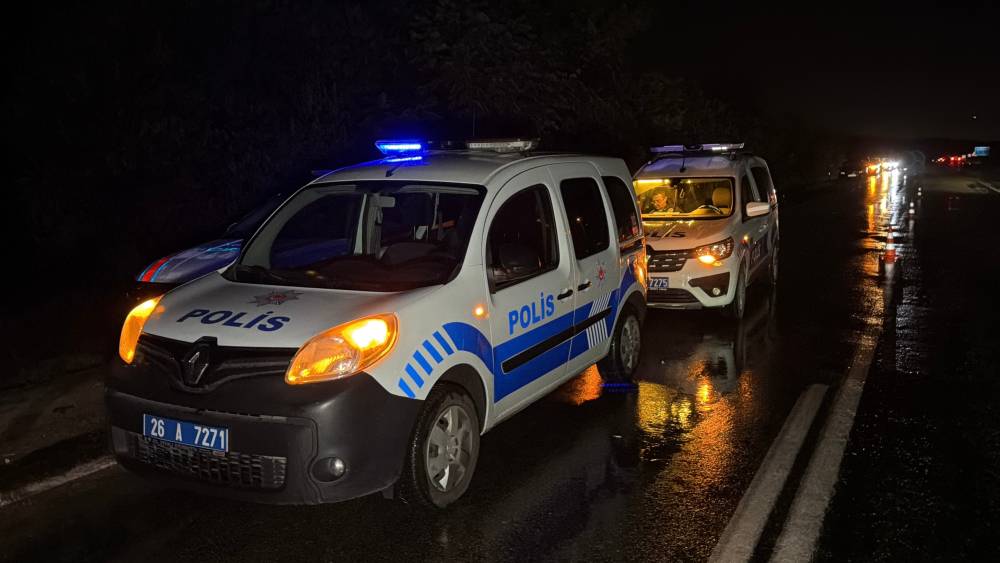 İki otomobil kafa kafaya çarpıştı; 1’i ağır 9 yaralı