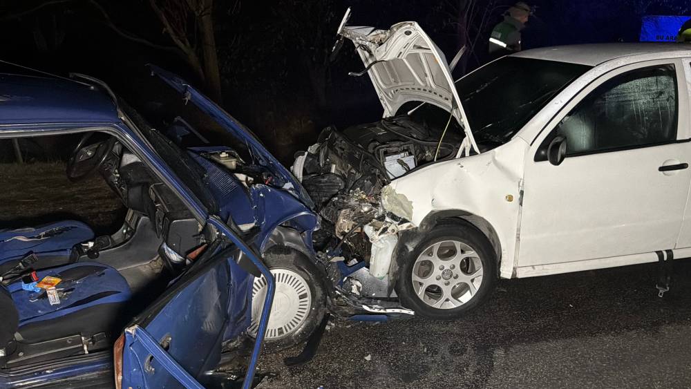 İki otomobil kafa kafaya çarpıştı; 1’i ağır 9 yaralı