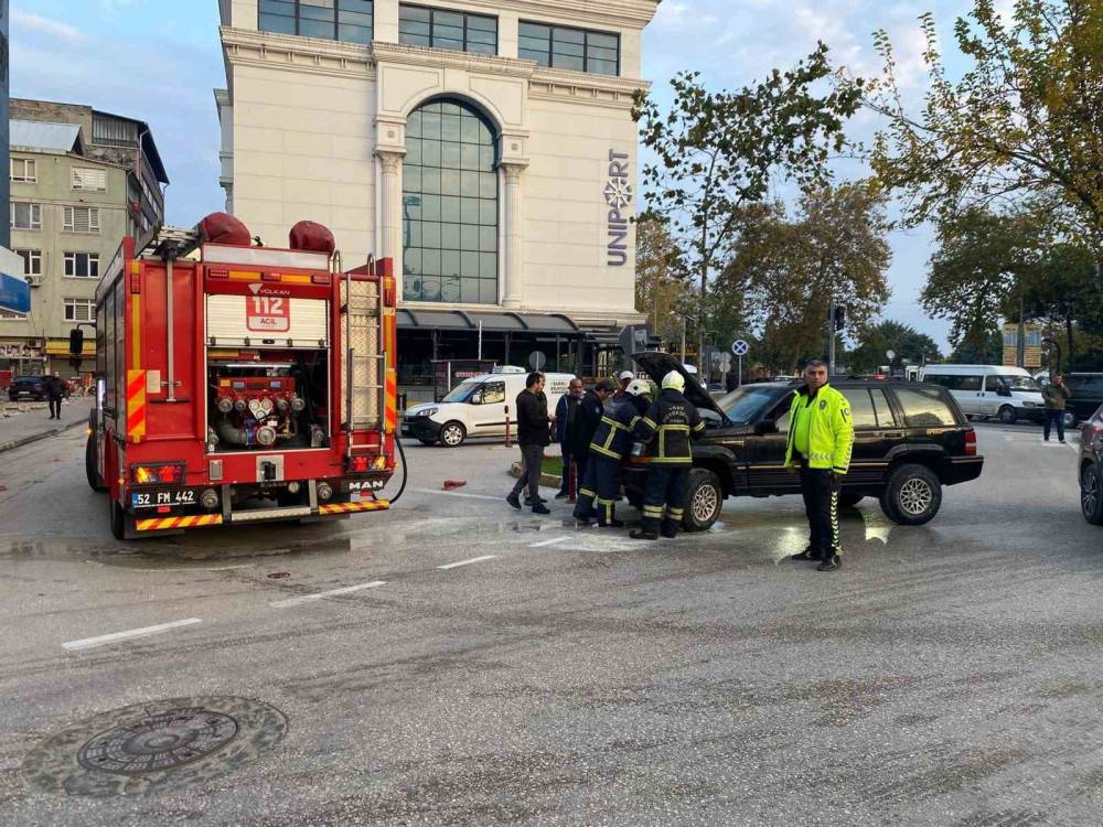 Seyir halindeki otomobil alev aldı