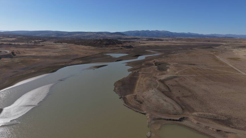 Konya'daki barajda sular çekildi, tarihi köprü ortaya çıktı