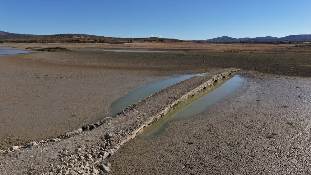 Konya'daki barajda sular çekildi, tarihi köprü ortaya çıktı