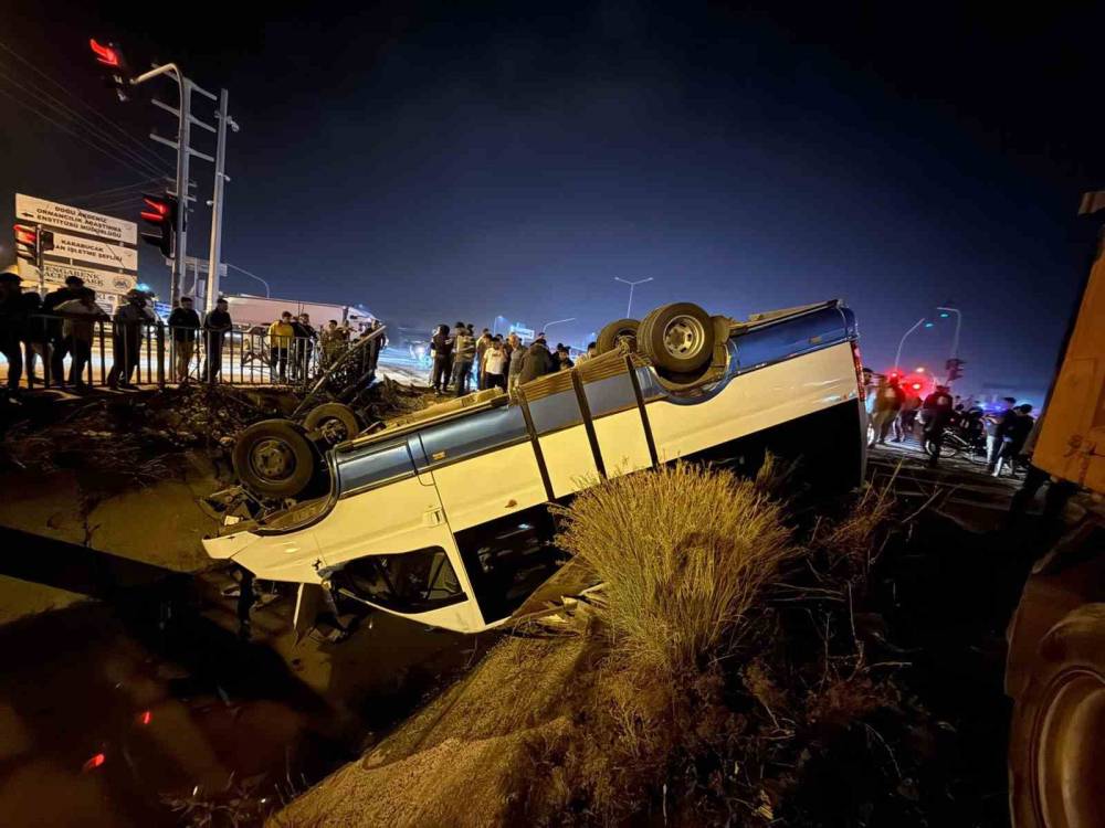 Yolcu minibüsü ile otomobil çarpıştı: 10 yaralı