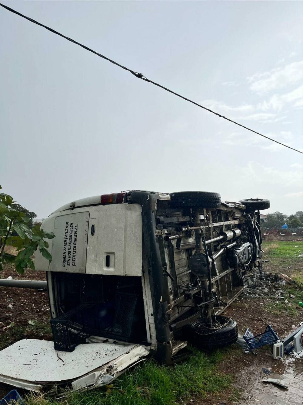 Kamyonet devrildi: 1 ölü, 1 yaralı