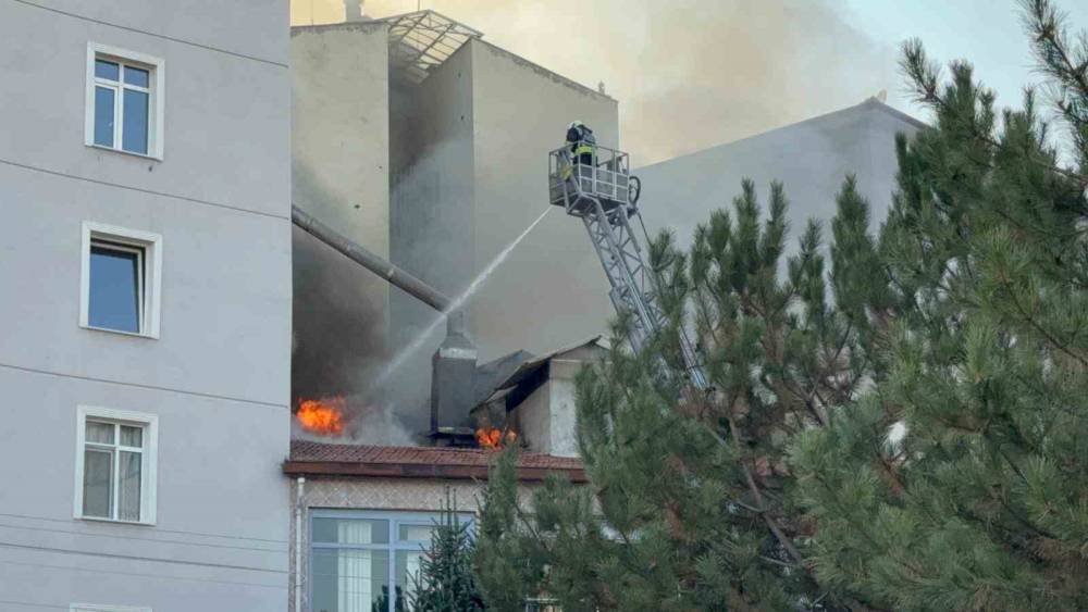Konya'daki çatı yangını paniğe neden oldu