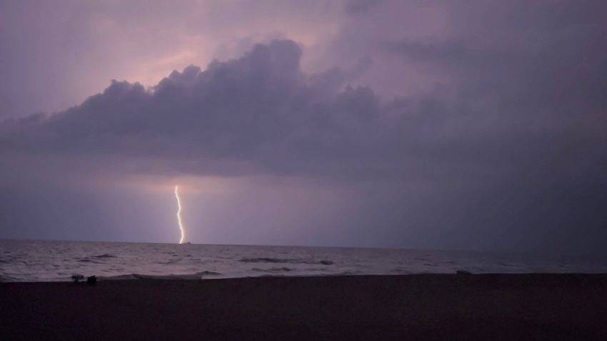 Yıldırım düştüğü anlar, kameralara yansıdı