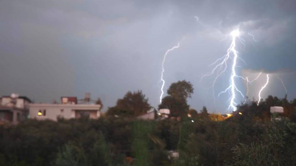 Yıldırım düştüğü anlar, kameralara yansıdı