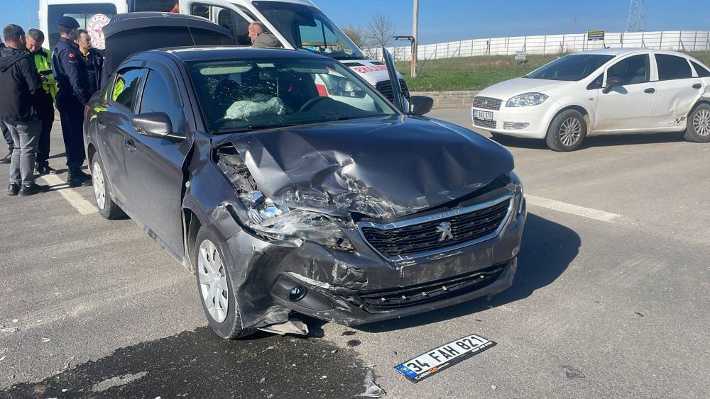 Edirne’de iki otomobil kavşakta çarpıştı: 8 yaralı