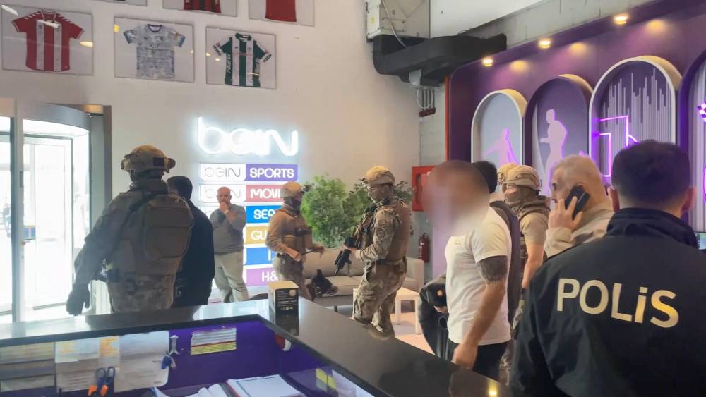 Silahla TV binasına girdi, tutuklandı