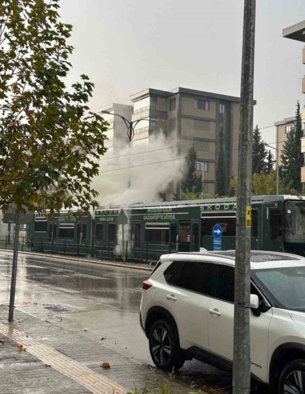 Seyir halindeki tramvaya yıldırım düştü