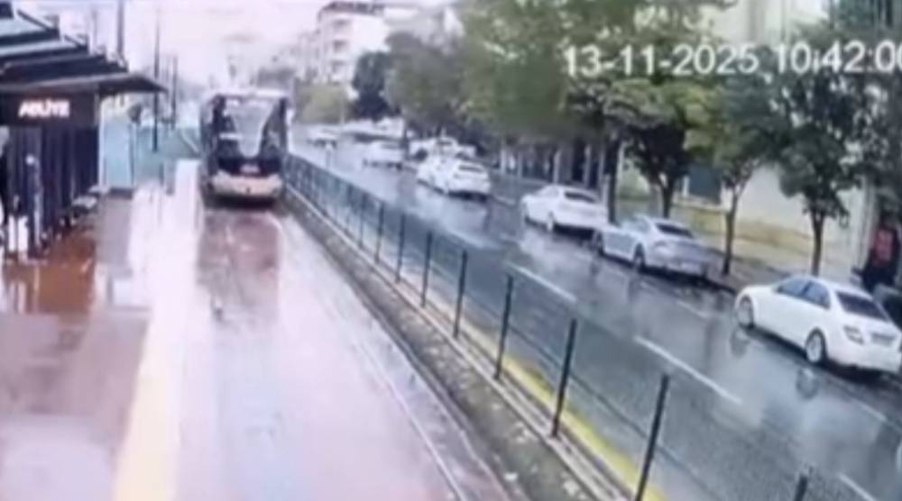 Seyir halindeki tramvaya yıldırım düştü